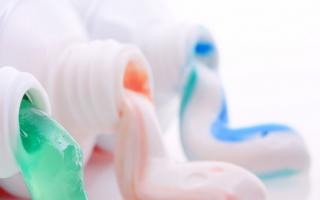 Zahnpasta gegen Akne: Supermethode oder inakzeptable Manipulation?