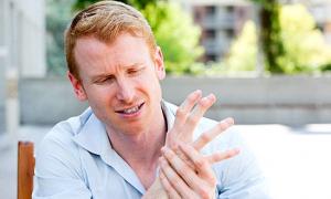 التهاب اليد والتهاب اليدين - الأسباب والأمراض وما يسبب الألم في اليدين