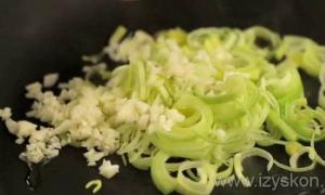 Швидко обсмажений шпинат з часником Як смажити шпинат на сковороді