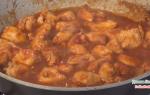 Goulash with chicken fillet - recipes with gravy and sour cream, with mushrooms and vegetables