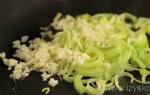 Швидко обсмажений шпинат з часником Як смажити шпинат на сковороді